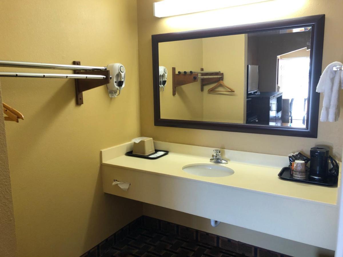 La Grange Executive Inn&Suites Extérieur photo