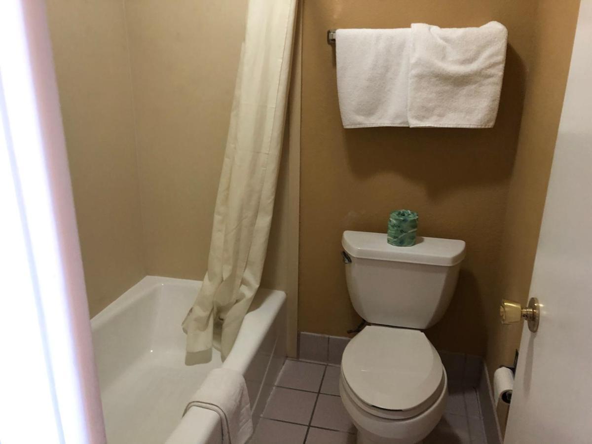 La Grange Executive Inn&Suites Extérieur photo