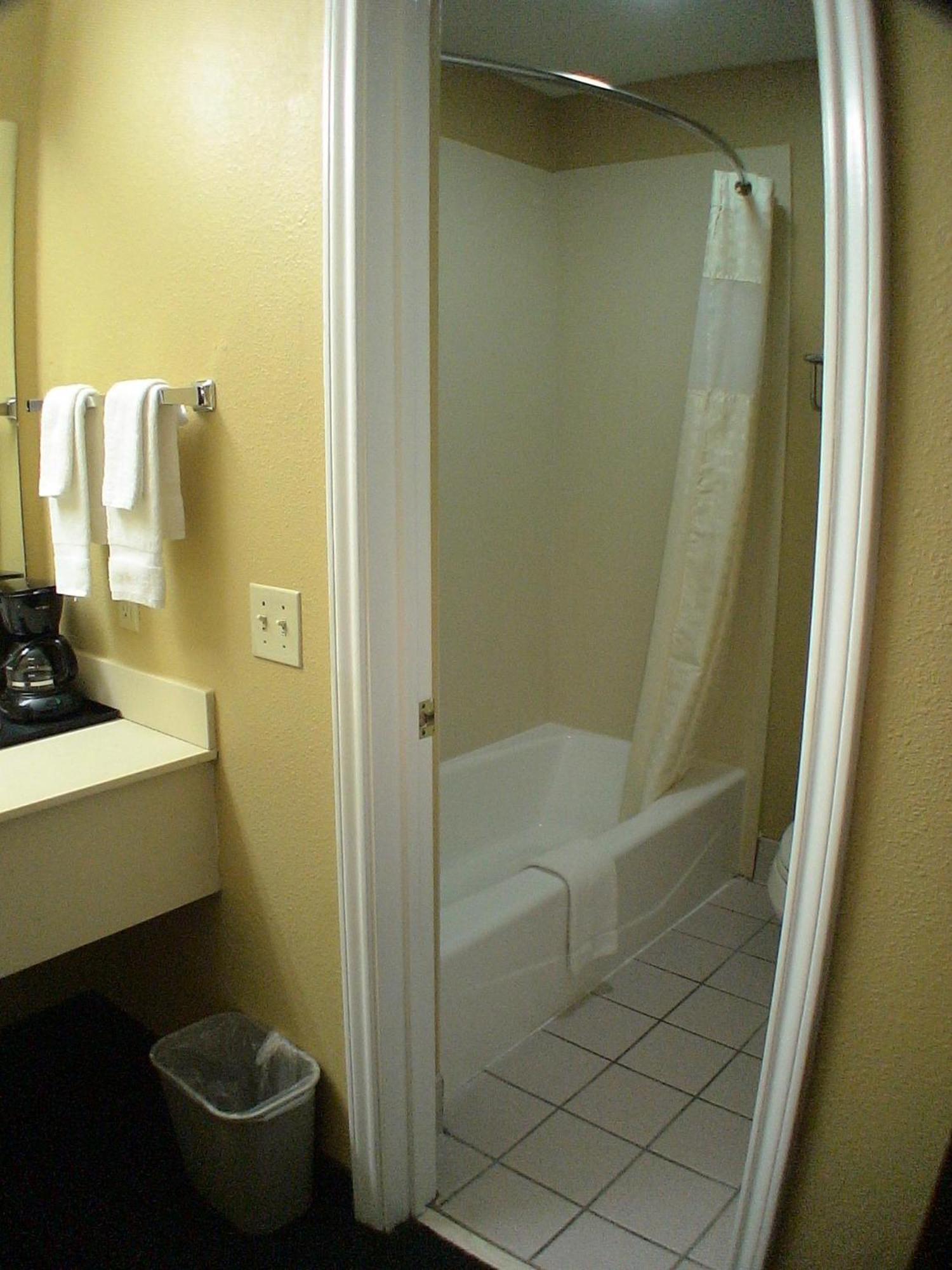 La Grange Executive Inn&Suites Extérieur photo